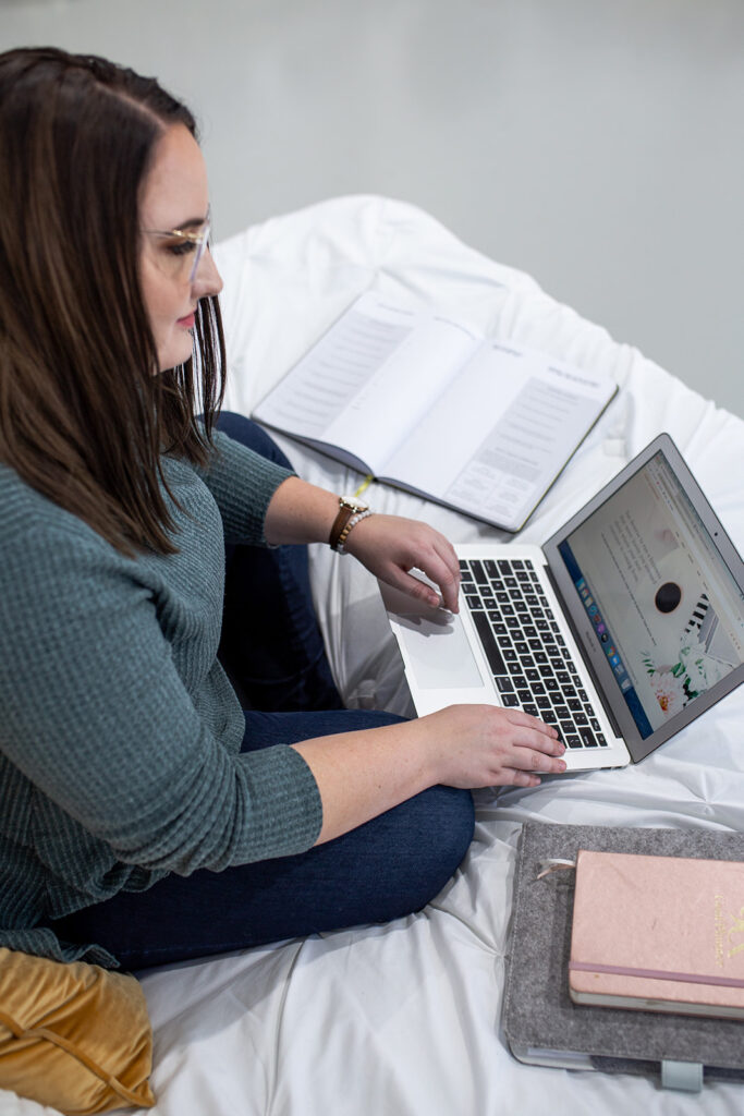 Kara from The Kara Report writes blog post about making passive income from podcasting.